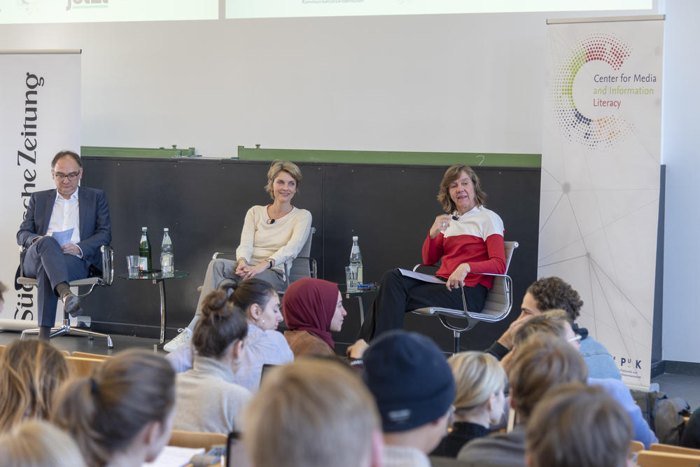 Nico Fried von der Süddeutschen Zeitung (links) und Prof. Dr. Margreth Lünenborg von der Freien Universität (rechts) moderierten die Dialogveranstaltung.