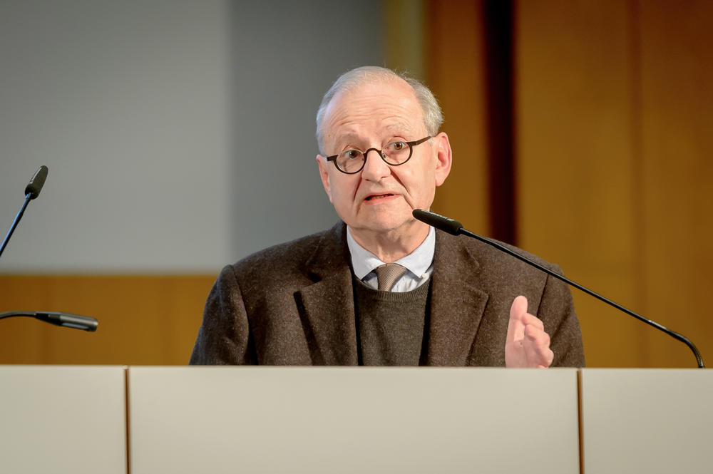 Der Historiker Dan Diner befasste sich in seiner Rede „Geteilte Freiheit“ vor allem mit dem Kalten Krieg. Der sei eine „Sonderzeit“ gewesen, ein „Zeitalter der Neutralisierung des Nationalen“.