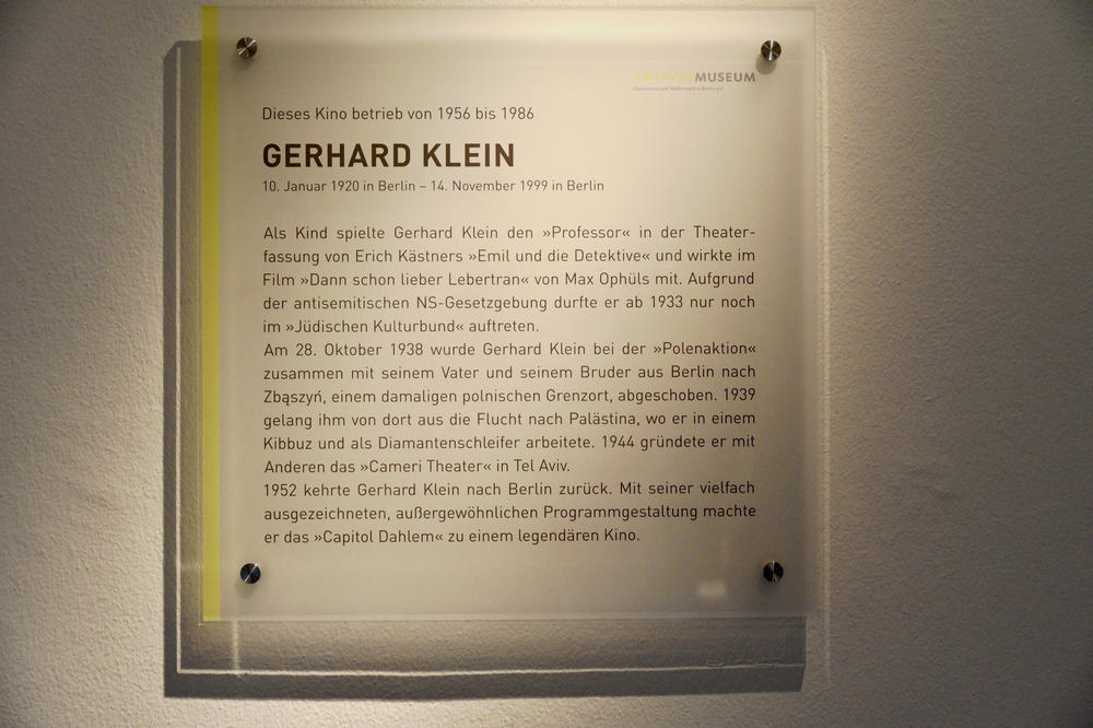 Die Gedenktafel für Gerhard Klein im Foyer des „Capitol Dahlem“.