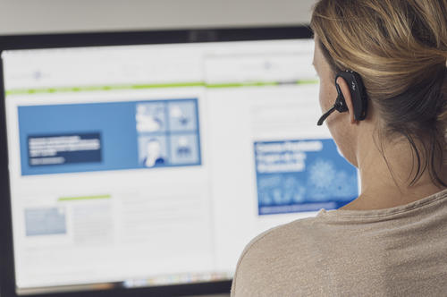 Die Arbeitsumgebung der Mitarbeiterinnen und Mitarbeiter der Freien Universität hat sich aufgrund der Corona-Pandemie verändert: Jetzt gilt es virtuell zusammenzuarbeiten und den Arbeitsalltag zuhause zu organisieren.