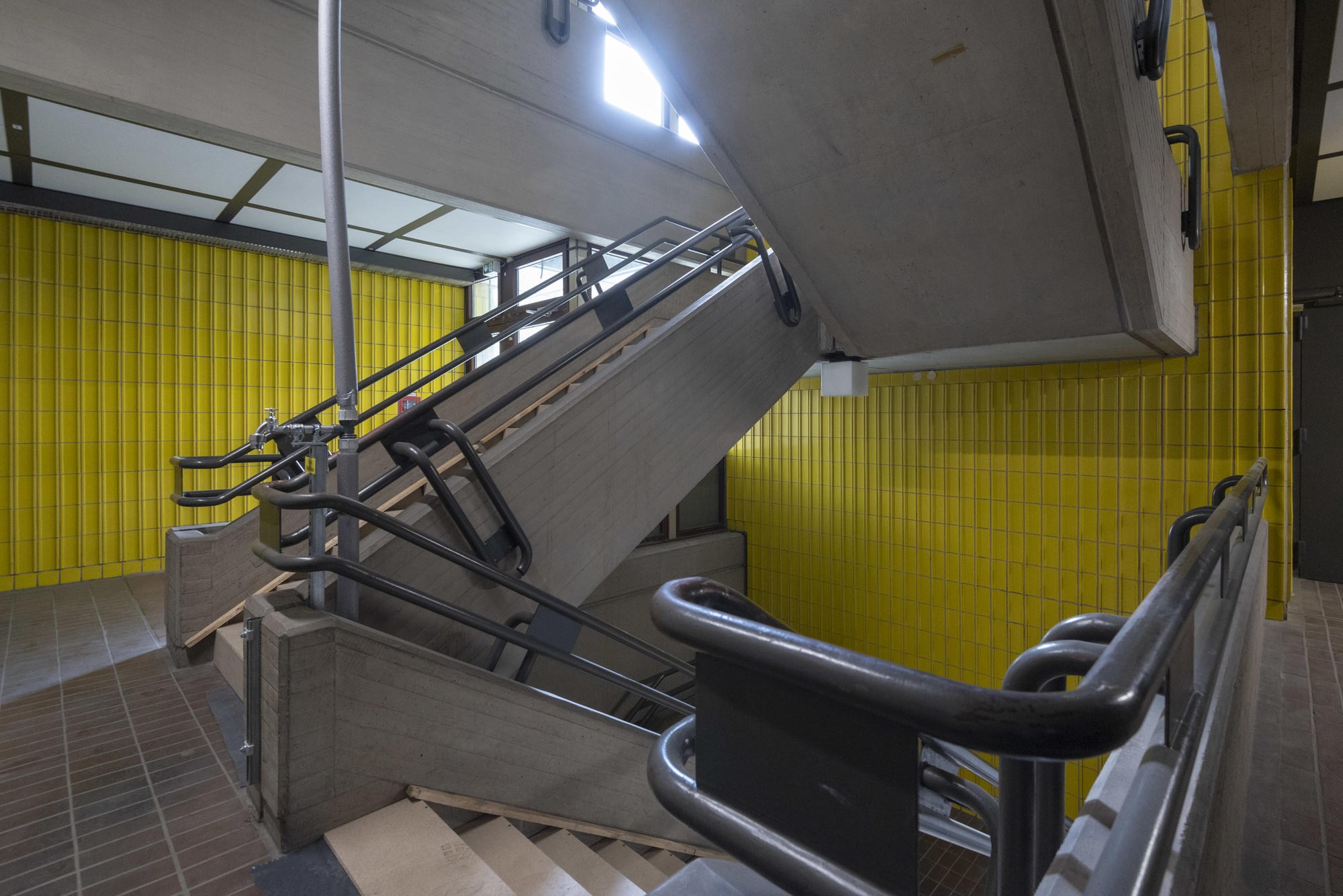 Die gelben Fliesen aus den 1970er Jahren bleiben auch nach der Sanierung des Chemiegebäudes in der Takustraße als architektonisches Markenzeichen erhalten.