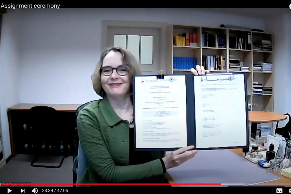 Sina Rauschenbach, Professorin für Religionswissenschaft an der Universität Potsdam und derzeitige Sprecherin des ZJS, unterzeichnete die Kooperationsurkunde.