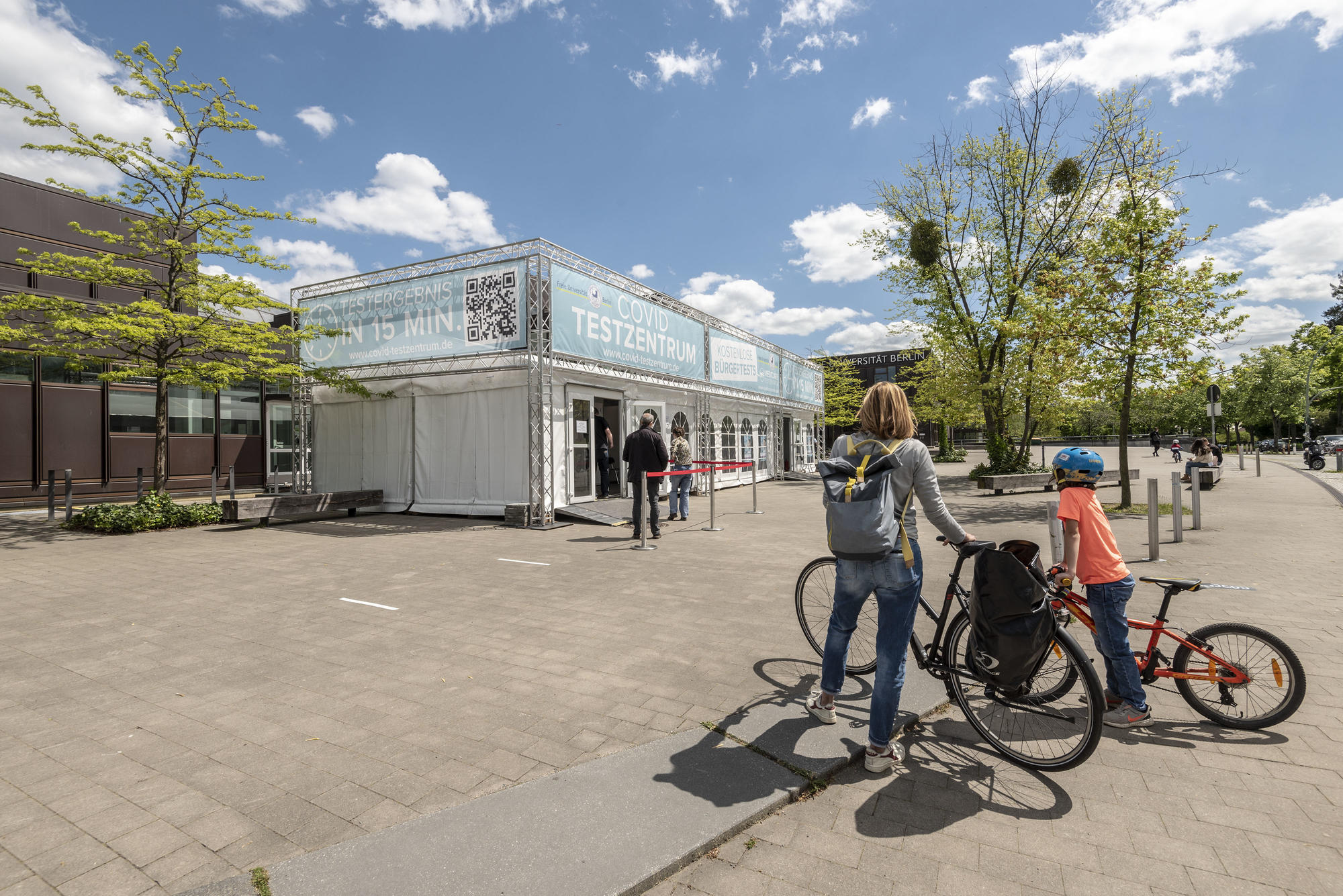 Testmöglichkeit: vor dem Haupteingang der Freien Universität Berlin.
