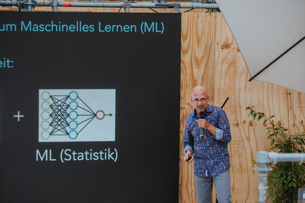 Was kann Künstliche Intelligenz? Schon vieles, noch zu wenig. Informatikprofessor Christoph Benzmüller auf der Bühne.