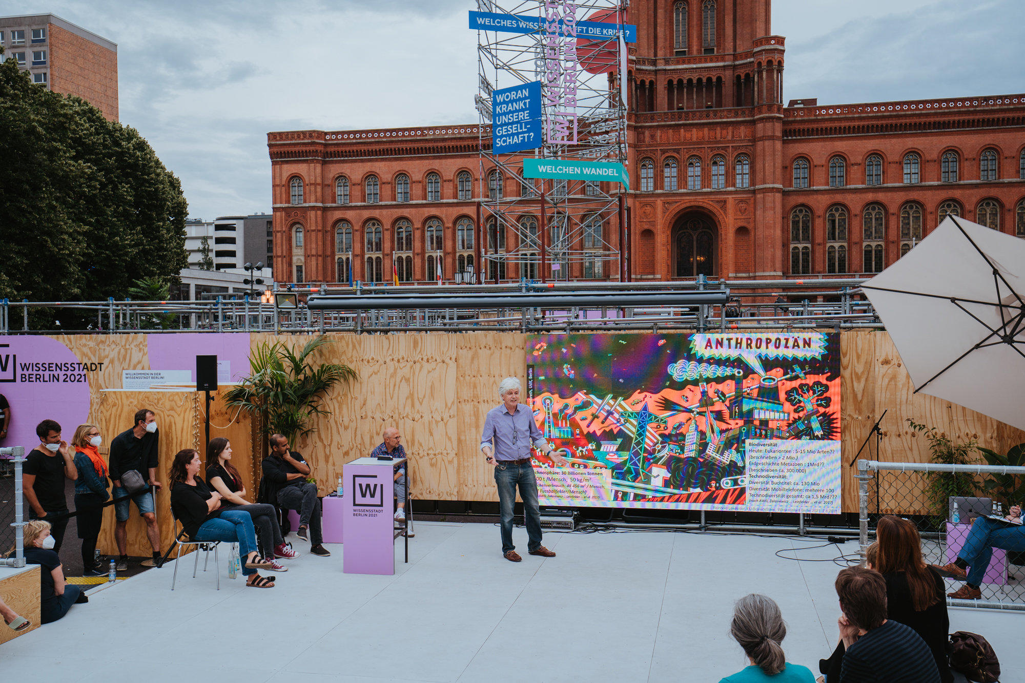 In zwölf Minuten durch vier Milliarden Jahre: Paläontologie-Professor Reinhold Leinfelder während seines Slams „Von der Biosphäre lernen“.