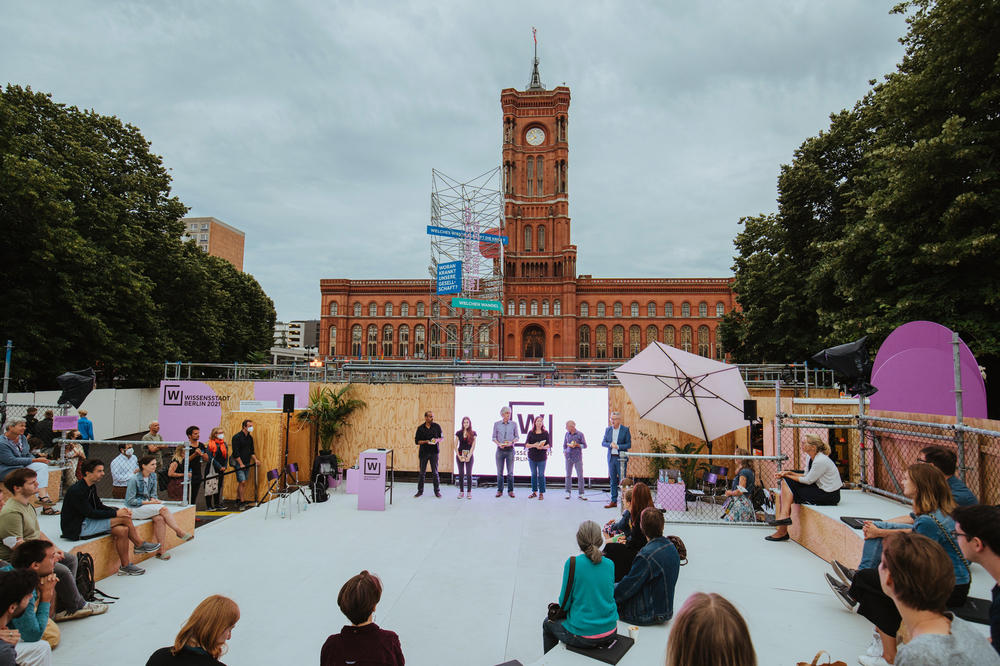 Der Science Slam mit Wissenschaftlerinnen und Wissenschaftlern der Freien Universität war eine Veranstaltung im Rahmen der Wissensstadt Berlin 2021. Das Wissenschaftsfestival findet derzeit vor dem Roten Rathaus in Berlin-Mitte statt.