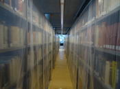 Für das Team der Leihstelle eine Herausforderung: Wegen der mit Folie verhüllten Regale war die Beschriftung der Bücher kaum zu erkennen.