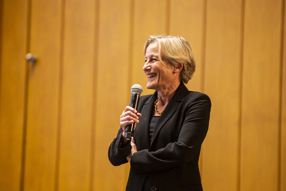 Nicole Dubilier, Direktorin am Max-Planck-Institut für Marine Mikrobiologie in Bremerhaven, stellte die Hauptrednerin vor.