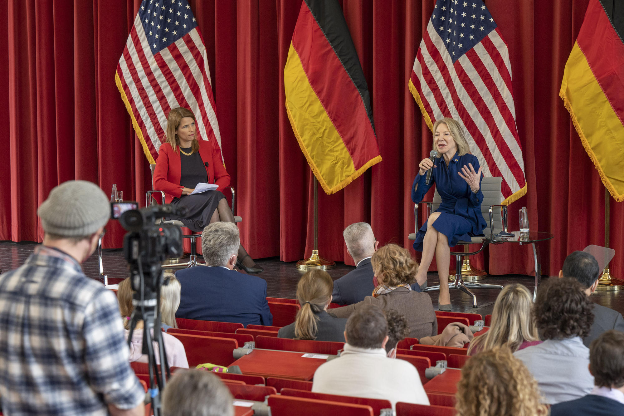... auch Fragen aus dem Publikum. Rechts: Botschafterin Dr. Amy Gutmann, links Moderatorin Michaela Küfner von der Deutschen Welle.