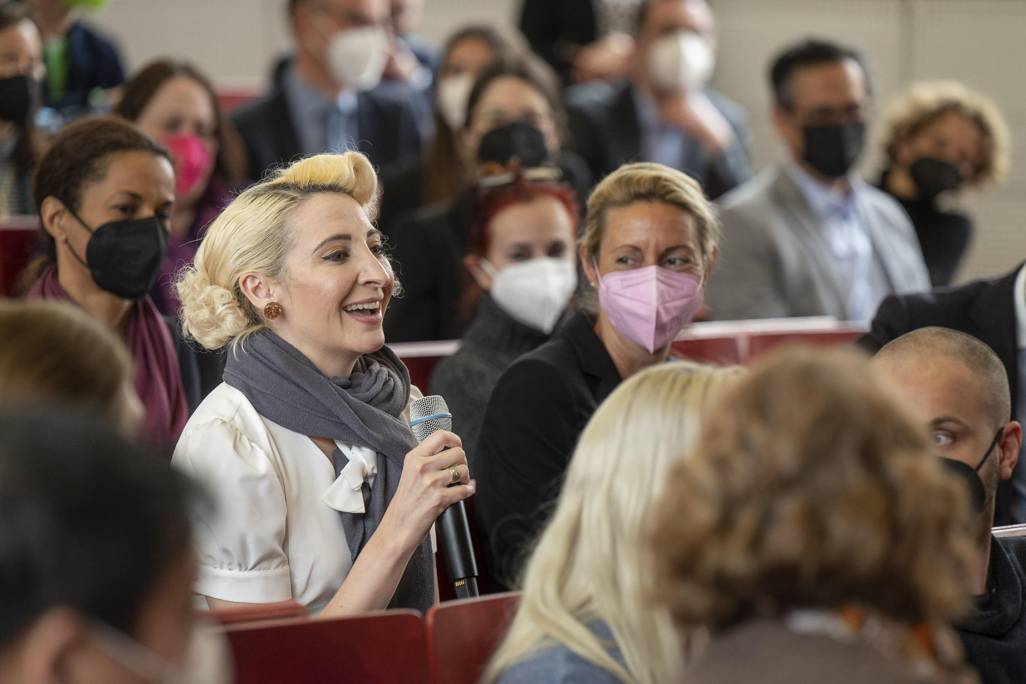 Im Publikum saßen geladene Gäste der US-Botschaft, vor allem von US-amerikanischen Einrichtungen. Auch Studierende des John-F.-Kennedy-Instituts waren dabei.