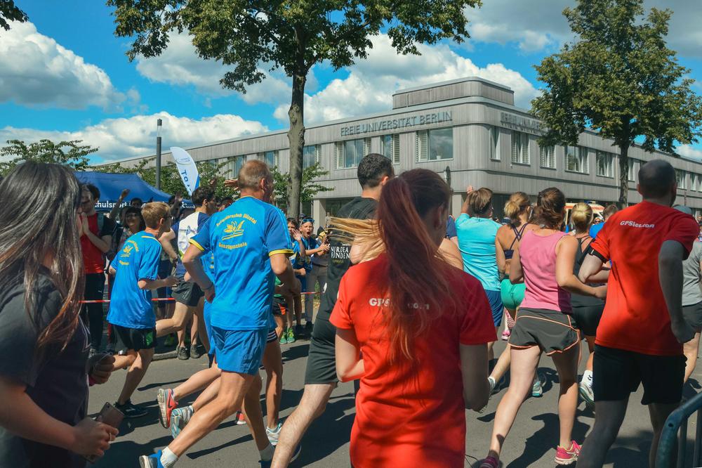 Die Strecke des Campus Run führt über Straßen durch Dahlem und startet an der Holzlaube der Freien Universität.