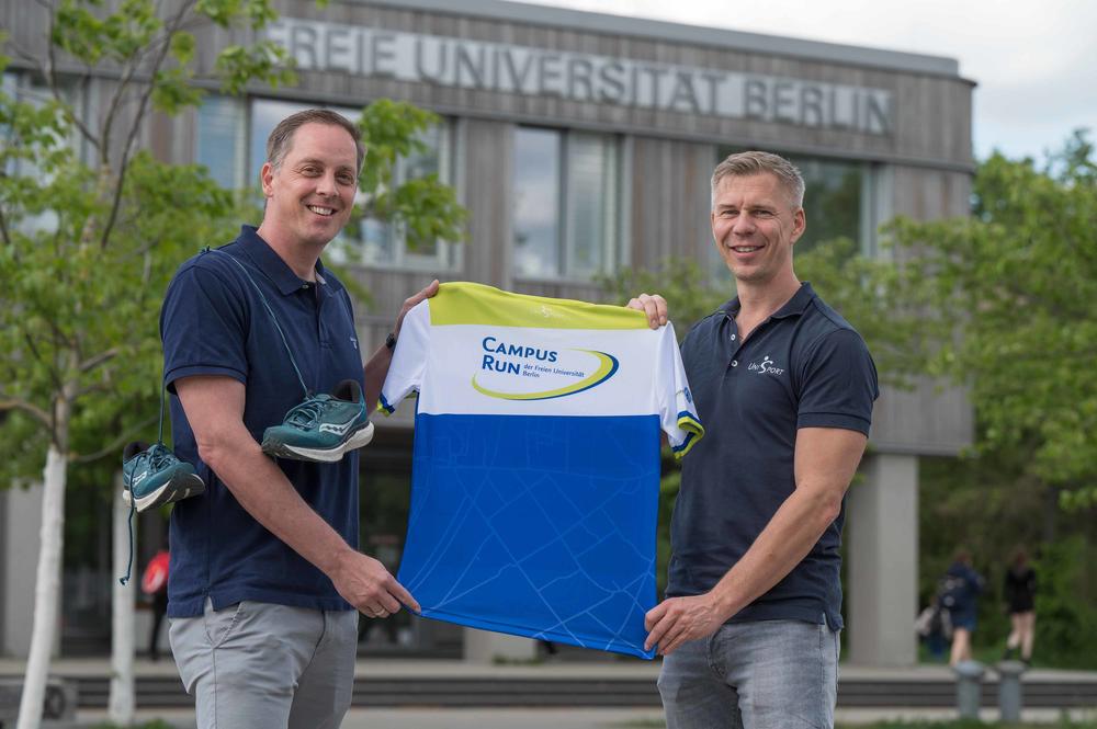 Christian Mundhenk (li.), Direktor der Zentraleinrichtung Hochschulsport, und sein Kollege Lutz Nichelmann organisieren mit ihrem Team das Sommerfest und den Campus Run.