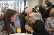 Lebhafte Begegnungen: Nach der feierlichen Veranstaltung nahm Margot Friedländer Glückwünsche entgegen, ...