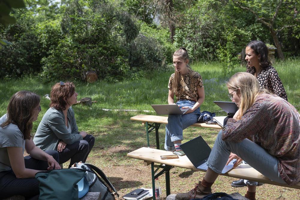 Fünf Personen vom Organisationsteam der Sustainability Days beim Meeting im Garten