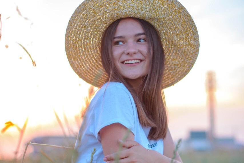 Porträt von Agnesa Donets mit Sonnenhut im Freien