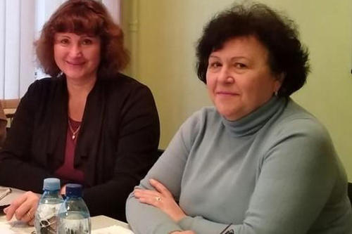 Porträt von Olga Honcharova und Olga Ryabchenko nebeneinander am Tisch