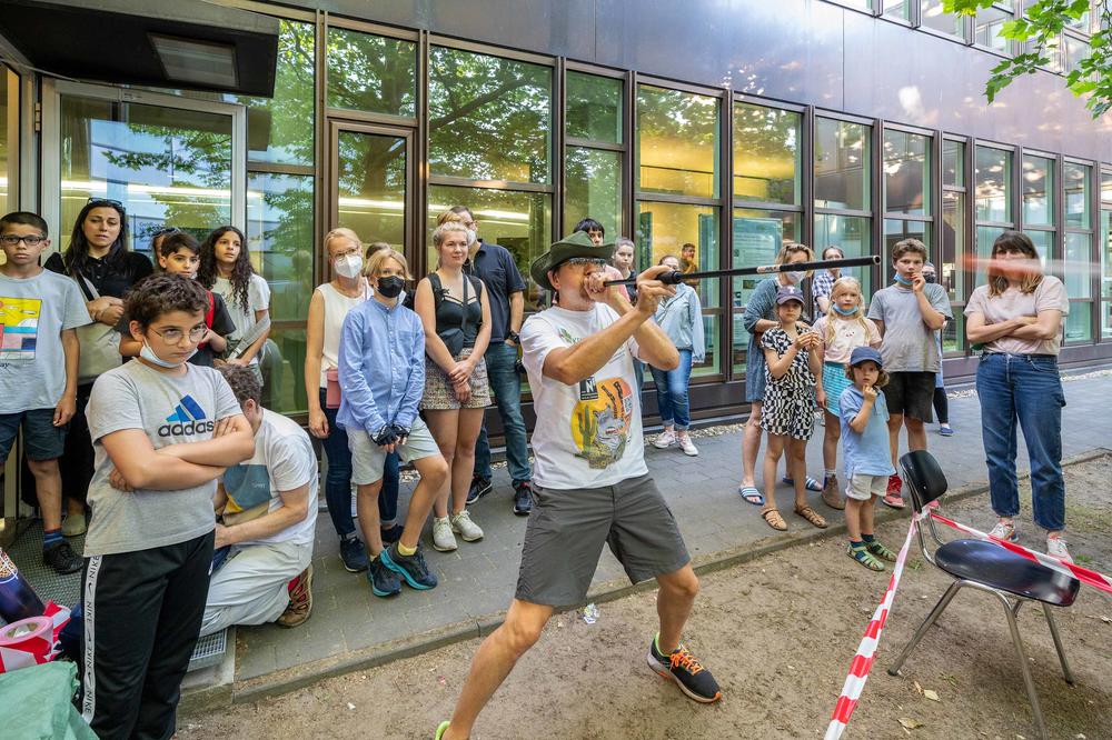 Betäubungspfeile per Blasrohr abschießen: eine Übung, die ein Wildtierarzt beherrschen sollte.
