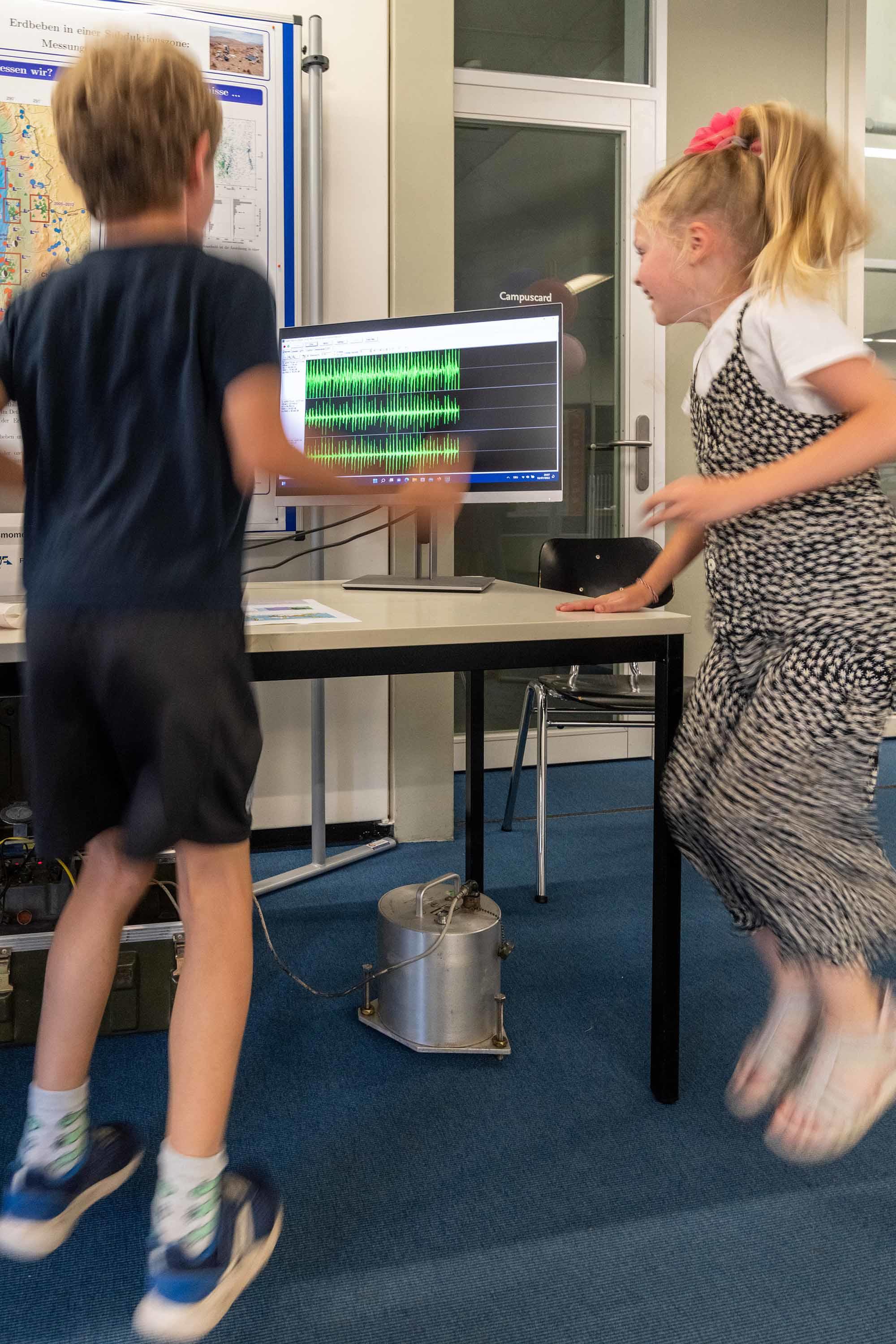 Hüpfen für die Wissenschaft  – oder wie seismologische Messungen funktionieren.
