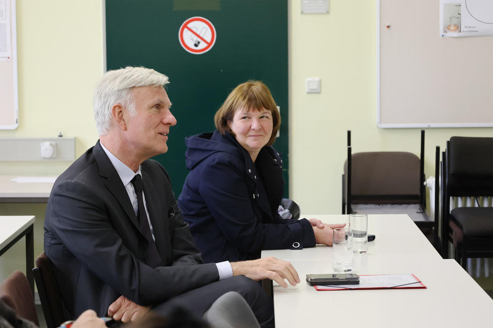 Bezirksstadträtin Carolina Böhm und Wirtschaftssenator Stephan Schwarz informieren sich über Berufsausbildung an der Freien Universität Berlin.