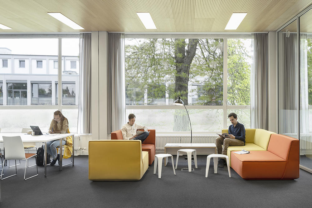 Für die Farbgestaltung der Wände, Decken und Böden wurden mithilfe des Amtes für Denkmalschutz die ursprünglichen Farben aus der Zeit der Entstehung des Baus in den 1950er Jahren rekonstruiert.