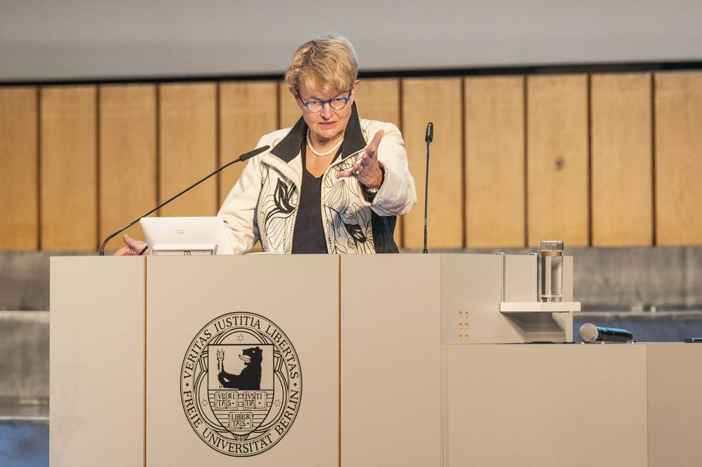Susanne Baer, Richterin am Bundesverfassungsgericht, warnte in ihrem Festvortrag zum 74. Geburtstag der FU: „Wo Gender-Lehrstühle gestrichen und Finanzmittel für Klimaforschung gekürzt werden sollen, da steht die Wissenschaft als Ganzes unter Druck.“