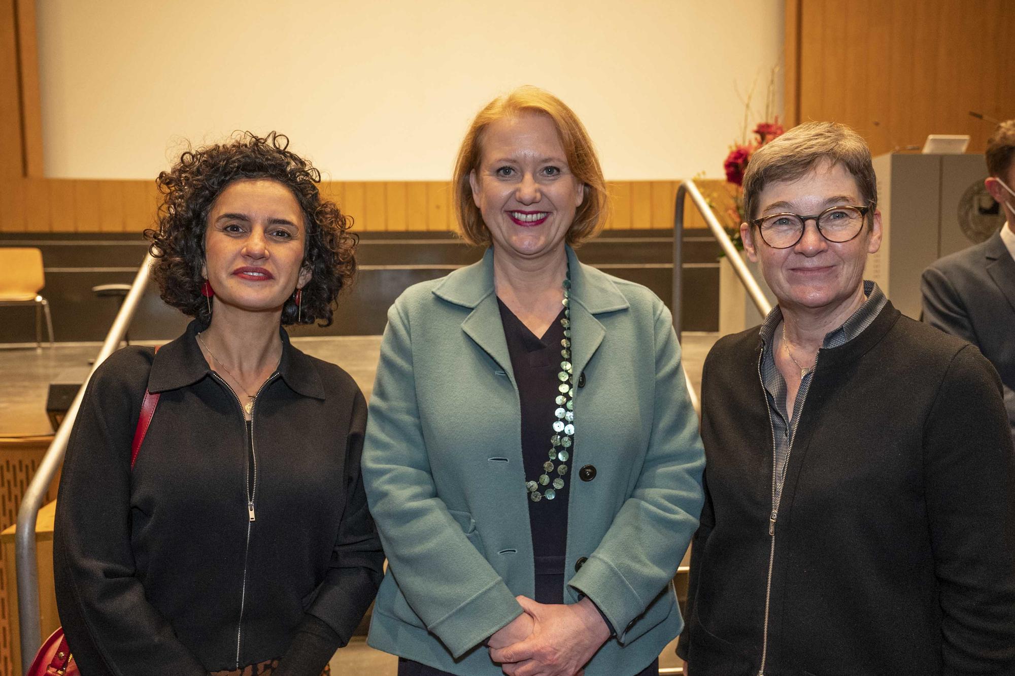 Der Freien Universität verbunden: Bundesfamilienministerin Lisa Paus (M.), Ulrike Gote, Berliner Wissenschaftssenatorin (r.) und ihre Staatssekretärin Armaghan Naghipour (l.).