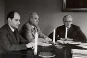 Kleiner Kreis bei Kerzenschein: An einer der ersten Sitzungen des Akademischen Senats nahmen Horst W. Hartwich, Paul Schäfer und Edwin Redslob teil (v. l. n. r./1948 bis 1949). Am 9. November 2022 tagte der Akademische Senat zum 800. Mal.