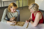 Archäologie-Studentin Tara (l.) spielt mit ihrer Mutter Anja das altrömische Strategiespiel „Ludus Lantrunculorum“.