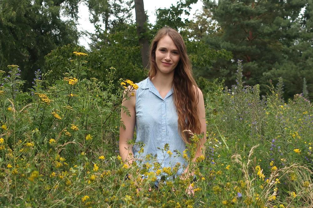 Rebecca Rongstock, Doktorandin der Ökologie und Leiterin des Blühenden Campus.