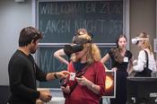 Ein Ausflug ins All? Bei der Langen Nacht der Wissenschaften an der Freien Universität war das möglich: mit einer Virtual-Reality-Brille.
