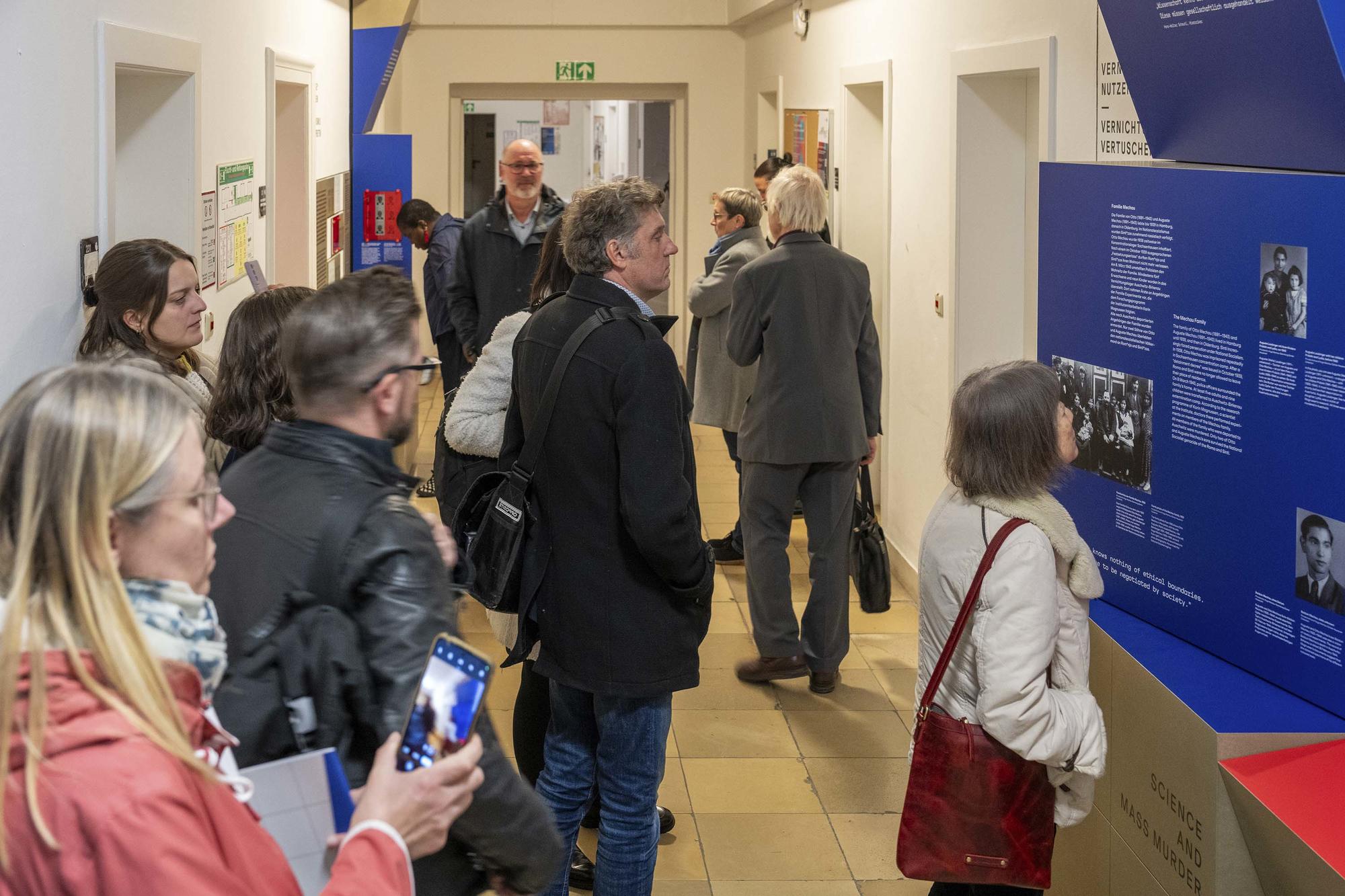 Großes Interesse bei der Ausstellungseröffnung in der Ihnestraße 22.