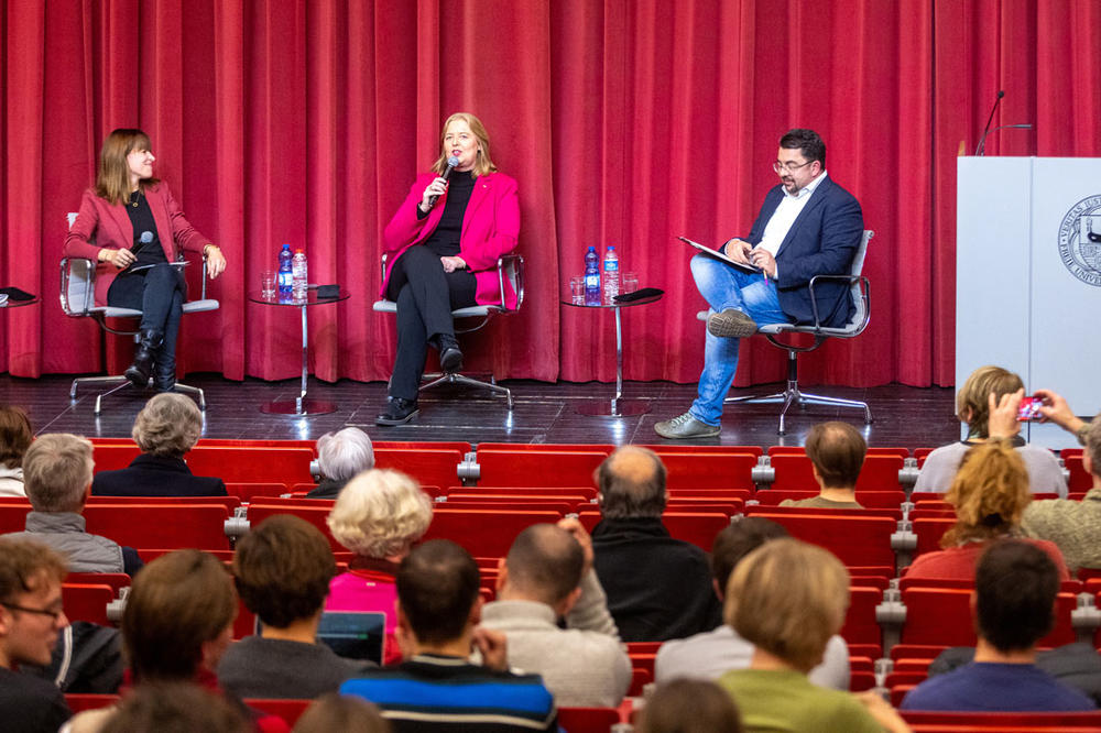 Bundestagspräsidentin Bärbel Bas (Mitte) mit Dr. Julia Reuschenbach und Prof. Dr. Thorsten Faas vom Otto-Suhr-Institut für Politikwissenschaft.