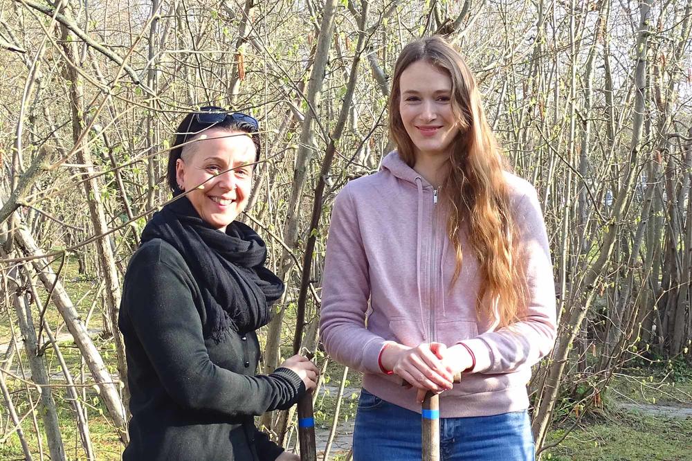Janet Wagner (links) und Rebecca Rongstock (rechts) haben sich das Konzept für den Mini-Wald ausgedacht und laden nun zur gemeinsamen Pflanzaktion ein.
