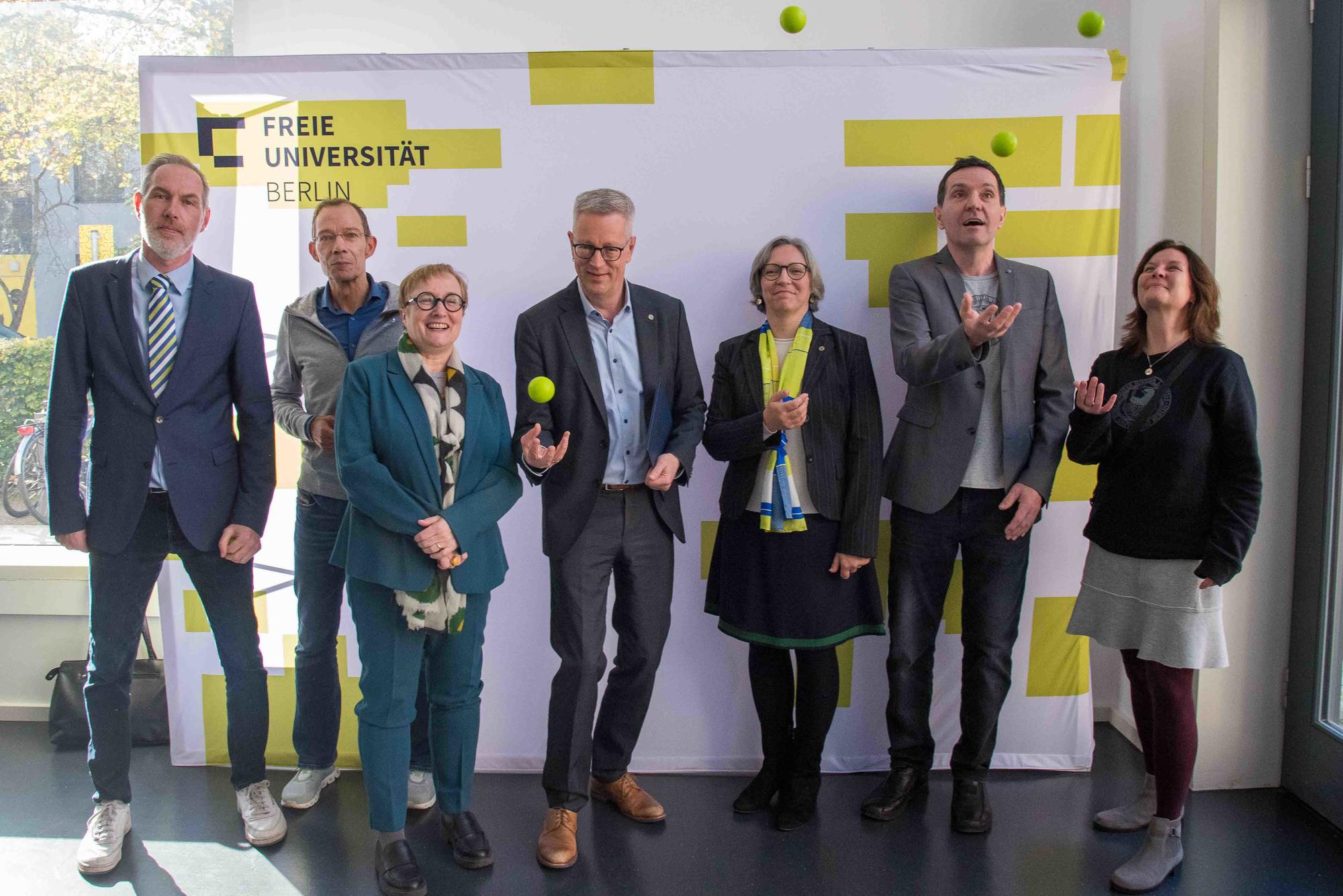 Spielen sich die Bälle zu (v. l.): Stefan Petri, Vizepräsident Sven Chojnacki, Vizepräsidentin Verena Blechinger-Talcott, Universitätspräsident Günter M. Ziegler, Vida Kaluza, Siegfried Engl und Gesa Heym.