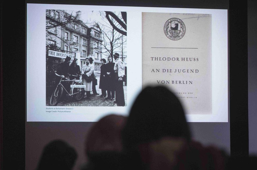 Studierende an der im Dezember 1948 gegründeten Freien Universität Berlin vor dem ersten Gebäude der Uni, der Boltzmannstraße 3.