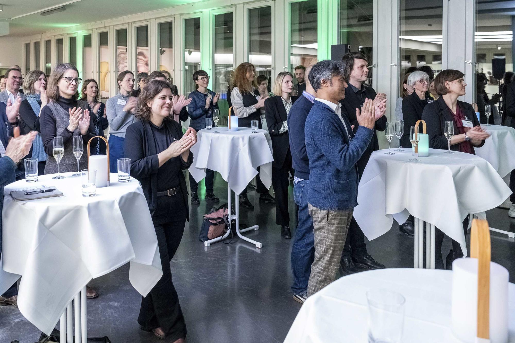 Der Empfang für die neuberufenen Professor*innen fand auch in diesem Jahr auf der Galerie im Henry-Ford-Bau statt.