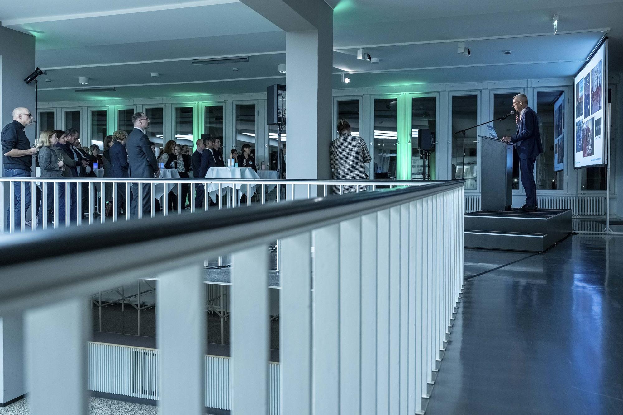 Universitätspräsident Prof. Dr. Dr. h.c. Günter M. Ziegler begrüßt die Neuberufenen.