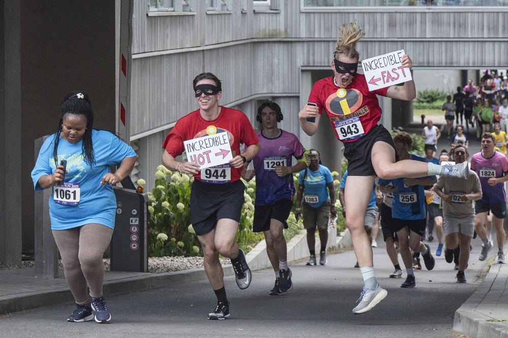 Die Stimmung beim Campus Run: bestens. Mr. und Mrs. Incredible mittendrin.