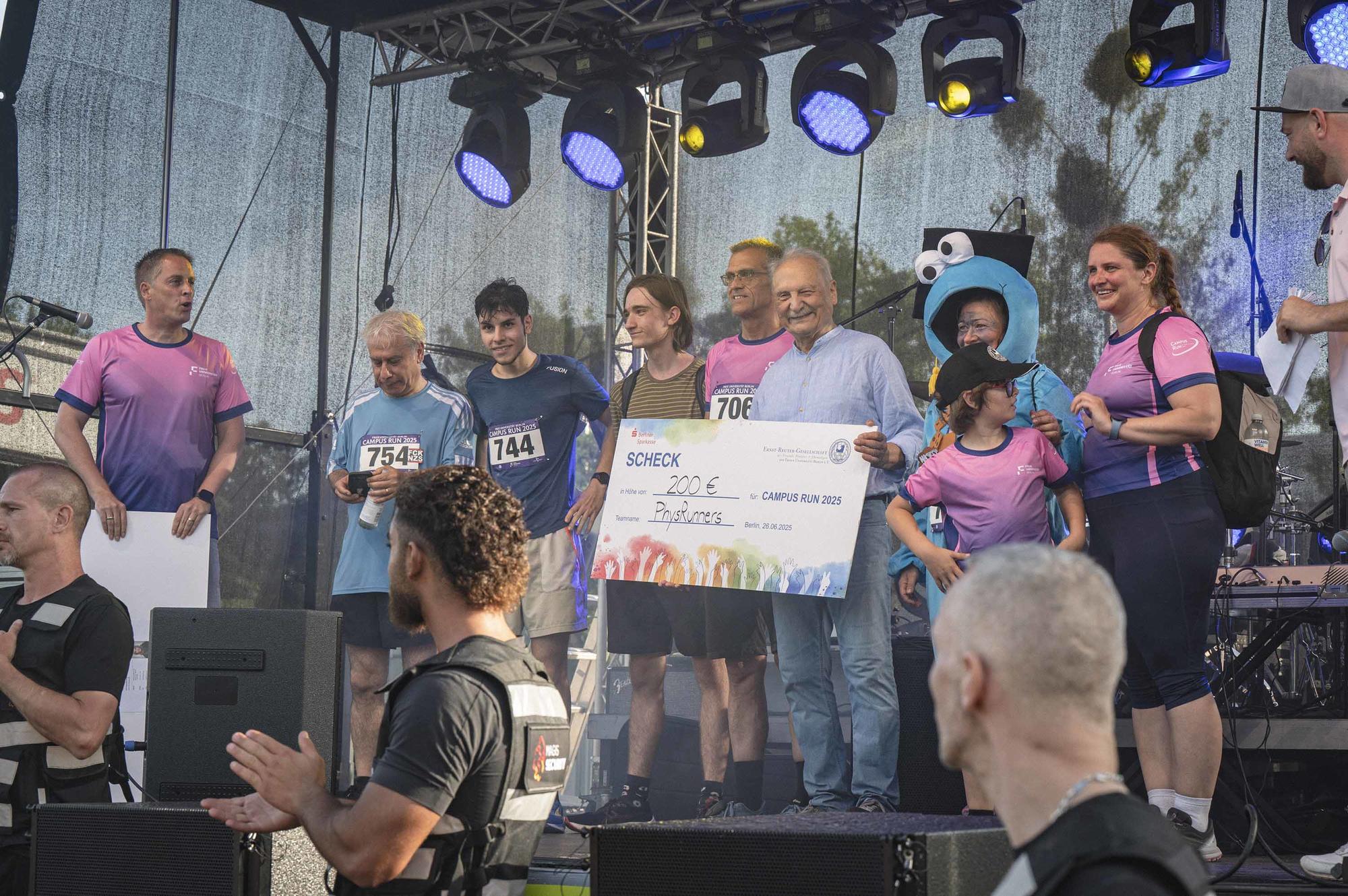 Auszeichnung für die PhysRunners. Den Preis übergab Peter Lange, Vors. der Ernst-Reuter-Gesellschaft der Freunde, Förderer und Ehemaligen. Der Verein stiftet die Campus-Run-Preise traditionell. Links: Christian Mundhenk, Leiter des Hochschulsports.