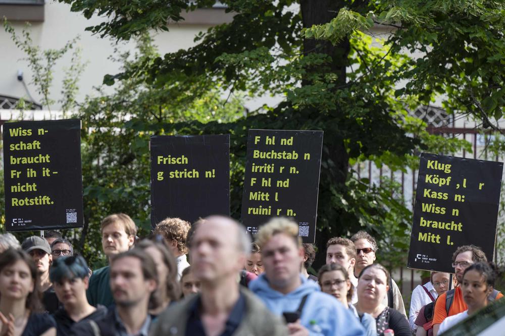 Bei einer Demonstration vor der Senatsverwaltung für Wissenschaft, Gesundheit und Pflege wurde mit Plakaten und Texten ohne „E“ protestiert – als Zeichen gegen Kürzungen und fehlende „Euros“.