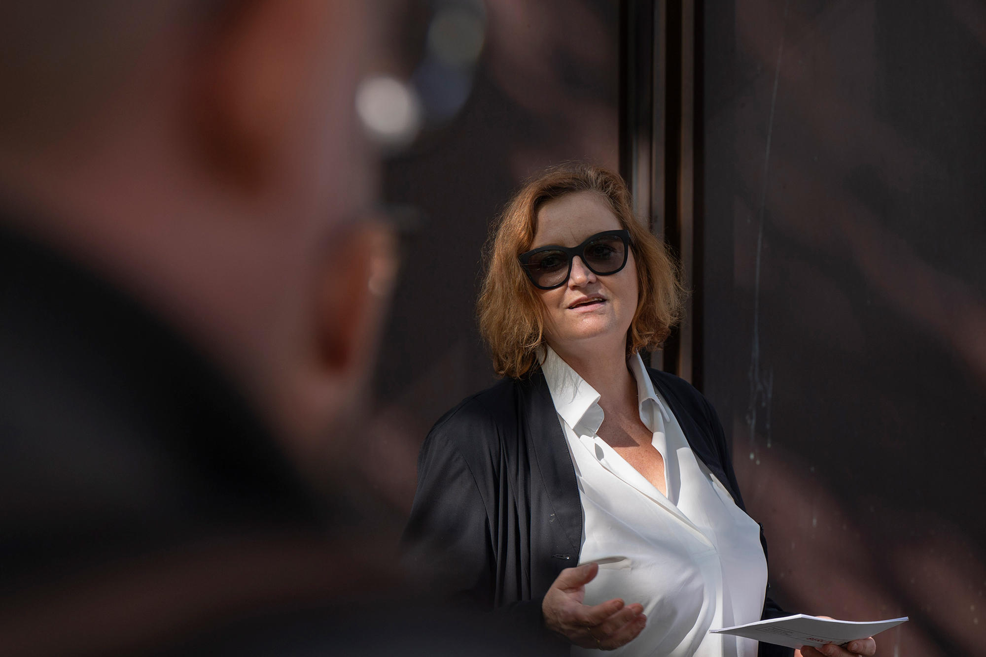 Die Berliner Wissenschafts-, Gesundheits- und Pflegesenatorin Ina Czyborra bei der Vorstellung des Neubaus, dessen südliche Außenanlagen als Biodiversitätsfläche mit begrünten Bereichen, Photovoltaik und Fahrradstellplätzen gestaltet werden.