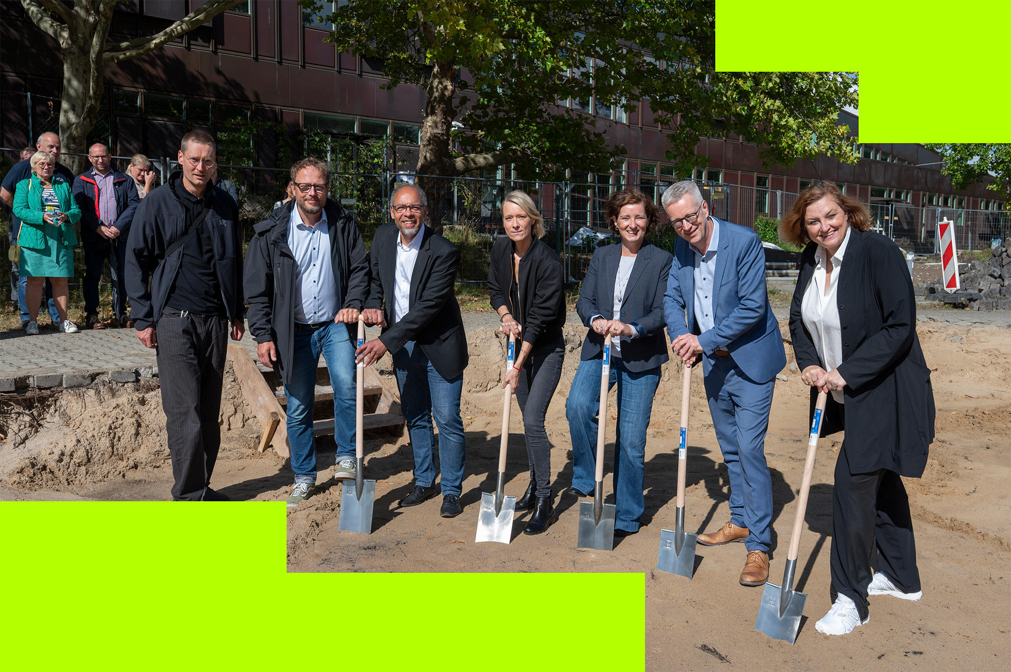 Vertreter*innen der Freien Universität Berlin, der Senatsverwaltung sowie des Architekturbüros starten gemeinsam das Bauprojekt für das neue Büro- und Seminargebäude.