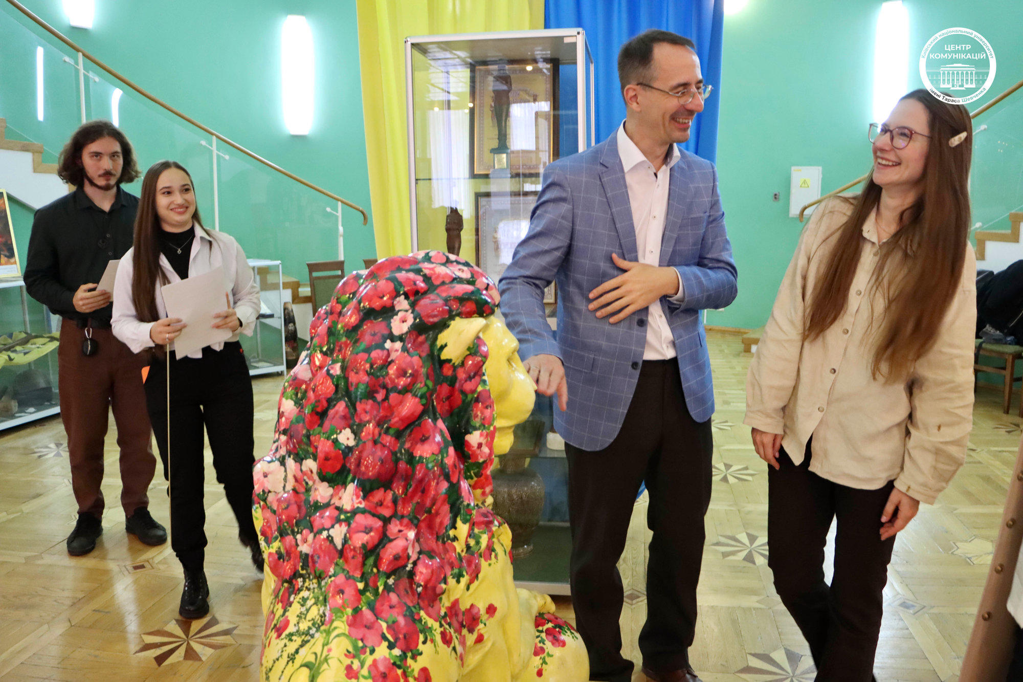 Besuch im Museum der Nationalen Taras-Shevchenko-Universität in Kyjiw. Von links: Studierende, die durch die Ausstellung geführt haben, Tobias Stüdemann und Julia Kobzar