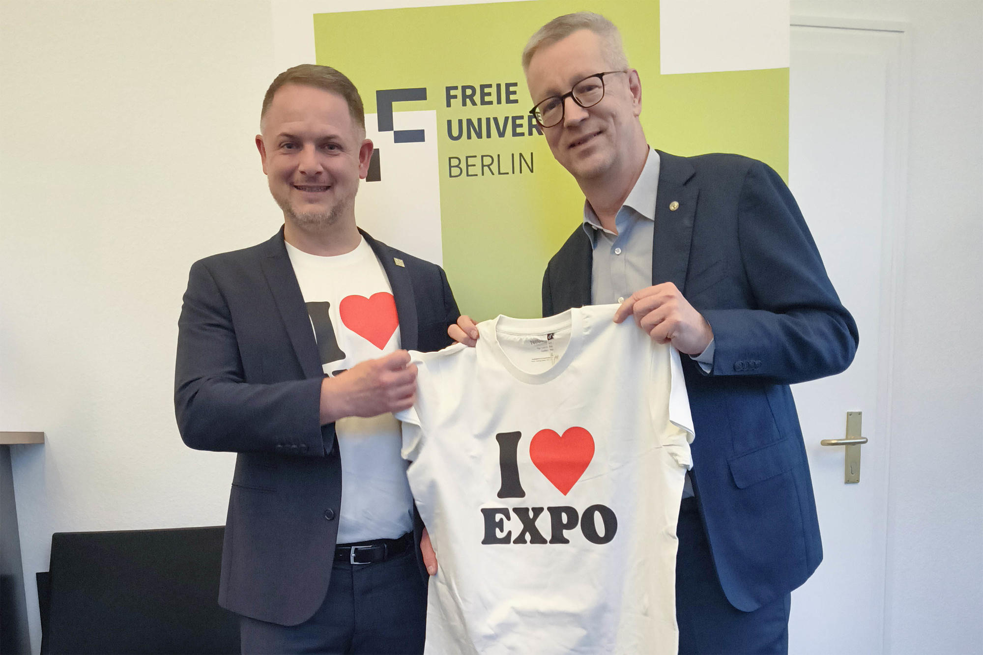 Ein Herz für Global Goals: Henning Wehmeyer (li.) und Günter M. Ziegler, Präsident der Freien Universität Berlin.