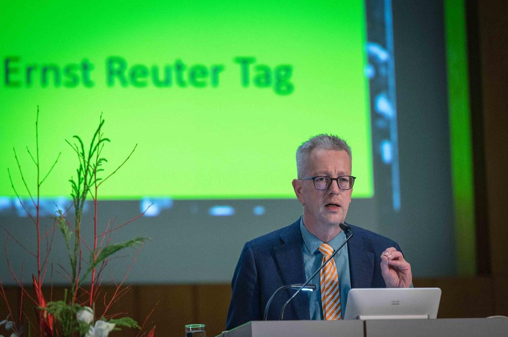 Universitätspräsident Günter M. Ziegler: „Eine Universität ist kein Ort letzter Wahrheiten.  Eine Universität ist ein Ort offener Fragen. Diese Universität ist kein Ort letzter Wahrheiten. Diese Universität ist ein Ort offener Fragen.“