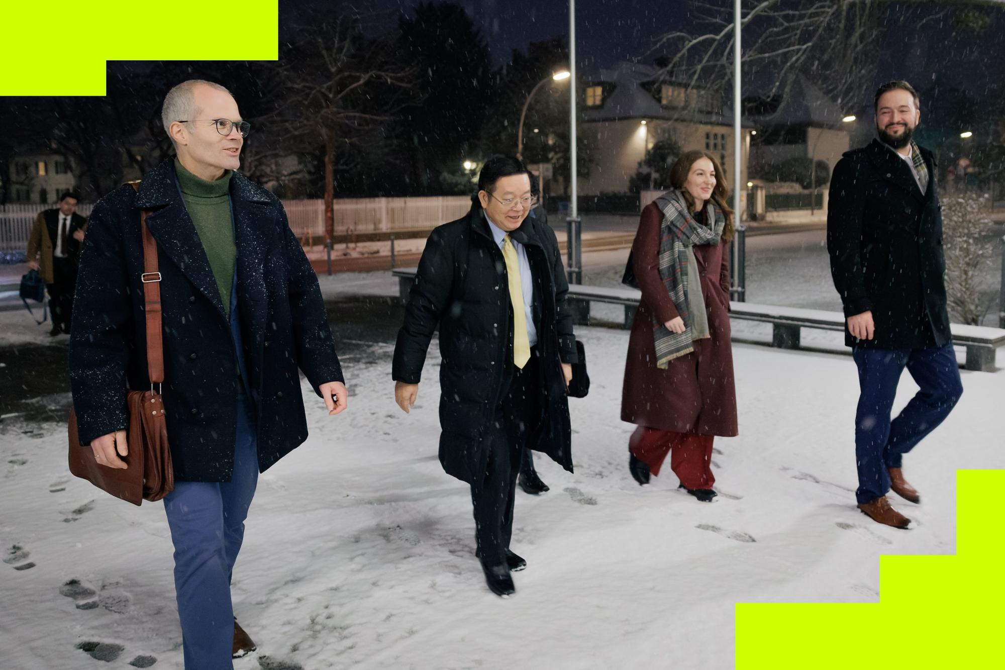 Ankunft im Schnee: Kao Kim Hourn (2. v. l.) mit Benjamin Langer (l.), Abteilung Internationales der FU Berlin, Nicole Piechatzek (2. v. r.) und Michael Weiss (r.), beide von der Deutschen Gesellschaft für Internationale Zusammenarbeit.