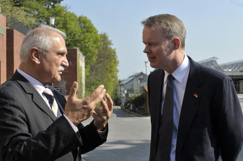 Peter Lange, Kanzler der Freien Universität, im Gespräch mit dem Gesandten der US-Botschaft, Greg Delawie (re.).
