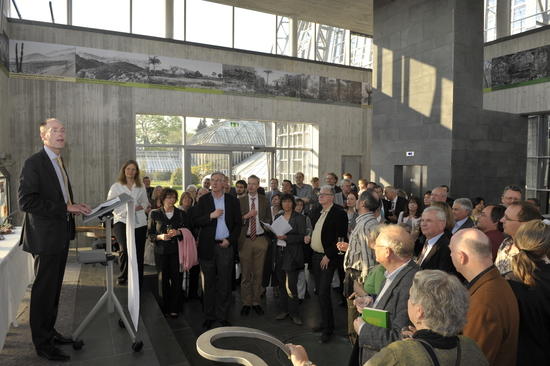 Der Präsident der Freien Universität, Prof. Dr. Peter-André Alt, begrüßt die Gäste im Foyer des Großen Tropenhauses zum Empfang.