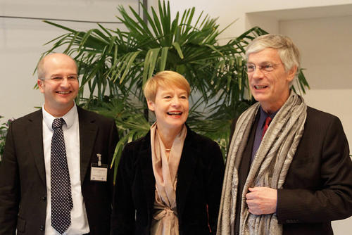 Dr. Knut Nevermann (r.) betonte, dass die  Zusammenarbeit über Instituts- und Universitätsgrenzen hinweg den Wissenschaftsstandort Berlin und vor allem die Leistung der Berliner Universitäten stärke. Daneben: R. Lüscher, Prof. Dr. T. Borsch.
