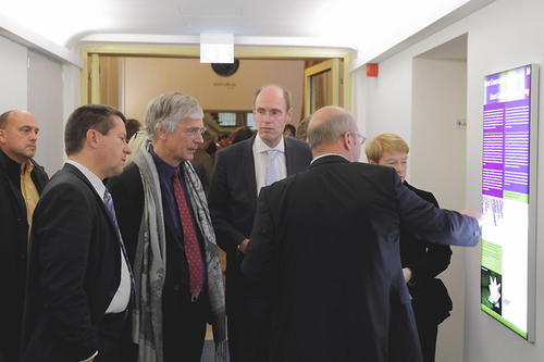 (v.l.n.r.): Ch. Goiny (CDU-Abg.), Dr. K. Nevermann  (SV für Bildung, Wissenschaft und Forschung), Prof. Peter-André Alt und Senatsbaudirektorin R. Lüscher mit Prof. T. Borsch, Direktor des BGBM, in den sanierten Laboren.